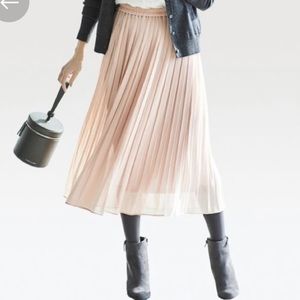Uniqlo pleated midi skirt XS